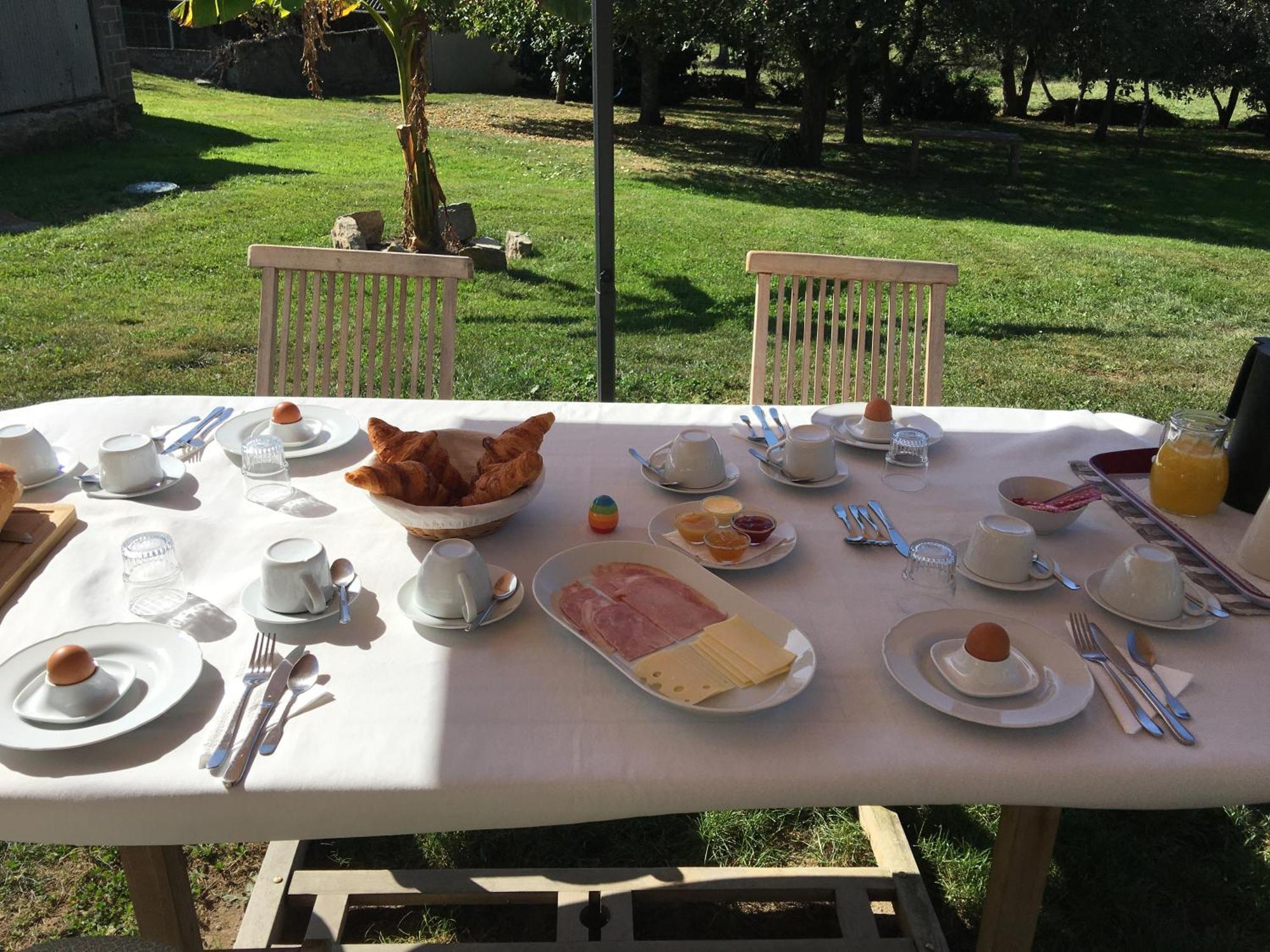 Bed and Breakfast La Mirabelle Saint-Pierre-de-Fursac Екстер'єр фото